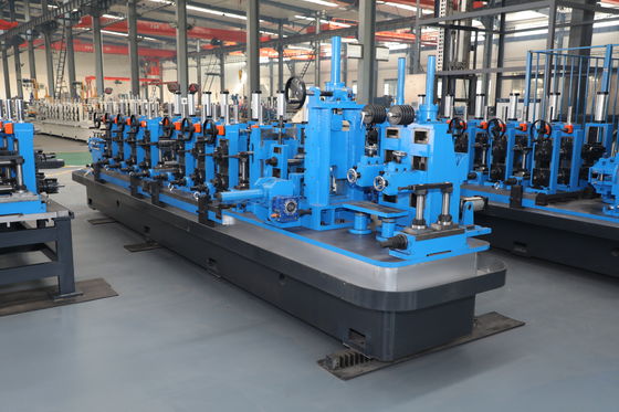 آلة تصنيع الأنابيب الفولاذية ASTM A53 مع آلة تفكيك اللفائف الثقيلة للفولاذ المدلفن على الساخن 2.0 مم - 6.0 مم