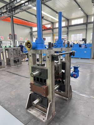 آلة تصنيع الأنابيب الفولاذية ASTM A53 مع آلة تفكيك اللفائف الثقيلة للفولاذ المدلفن على الساخن 2.0 مم - 6.0 مم